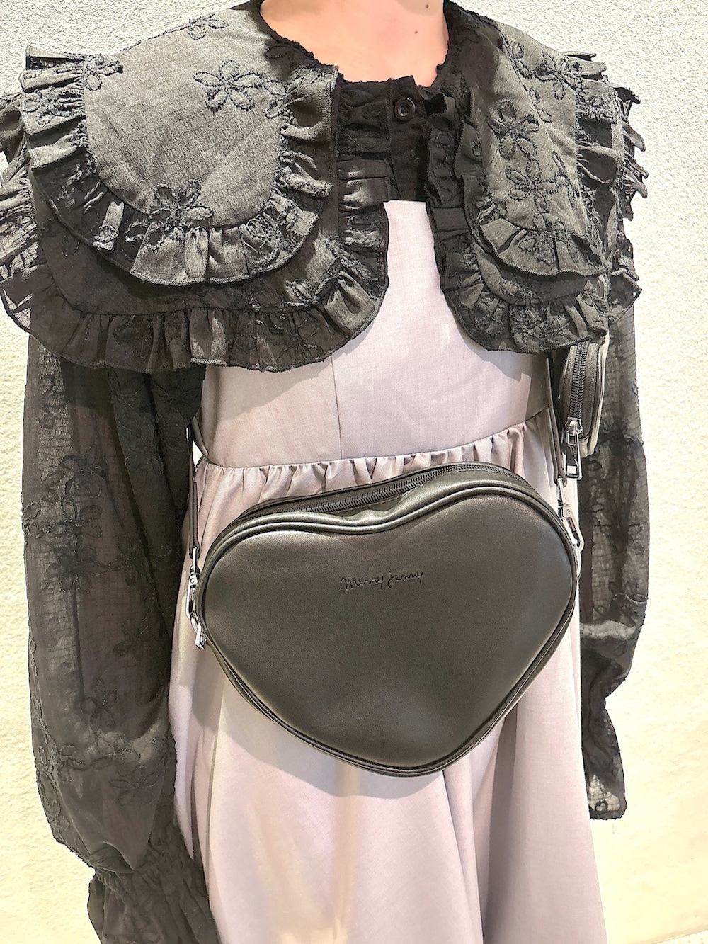 グレー系のワンピース、ブラック系のショルダーバッグ、ブラック系のシャツ/ブラウスを着用したレディースの春コーディネートの7枚目の写真