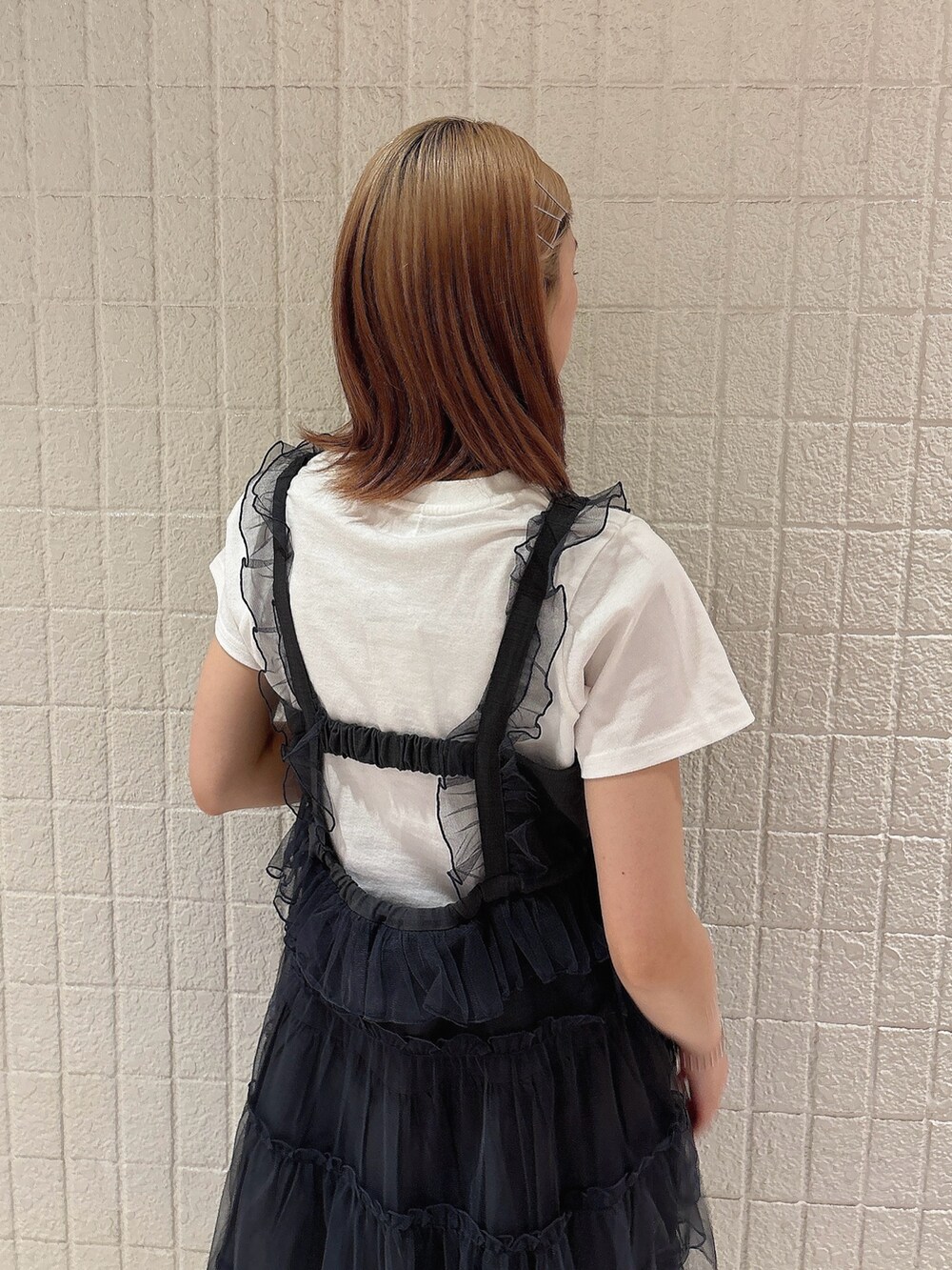 グレー系のワンピース、ブラック系のスウェットパンツ、シルバー系のバレエシューズを着用したレディースの夏コーディネートの4枚目の写真