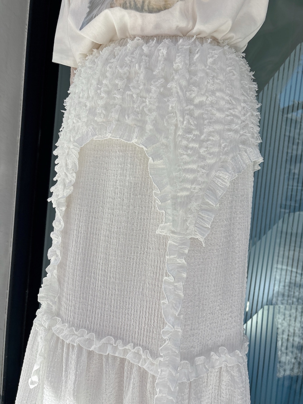 ピンク系のTシャツ/カットソー、ホワイト系のTシャツ/カットソー、ホワイト系のスカートを着用したレディースの春コーディネートの7枚目の写真