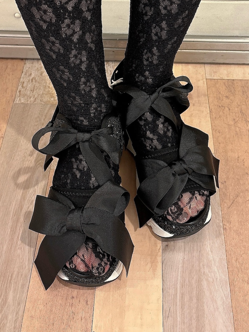 ブルー系のワンピース、ブラック系のシャツ/ブラウス、ブラック系のサンダルを着用したレディースの夏コーディネートの6枚目の写真