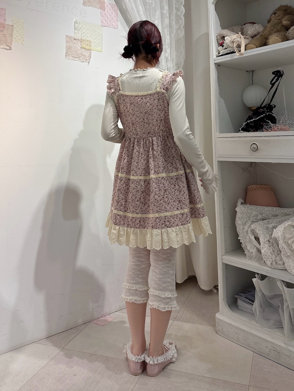 ベージュ系のTシャツ/カットソー、ピンク系のワンピース、ホワイト系のその他パンツを着用したレディースの秋コーディネートの2枚目の写真