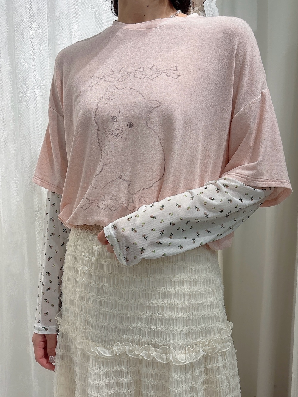 ピンク系のTシャツ/カットソー、ホワイト系のスカート、ピンク系のローファーを着用したレディースの夏コーディネートの5枚目の写真