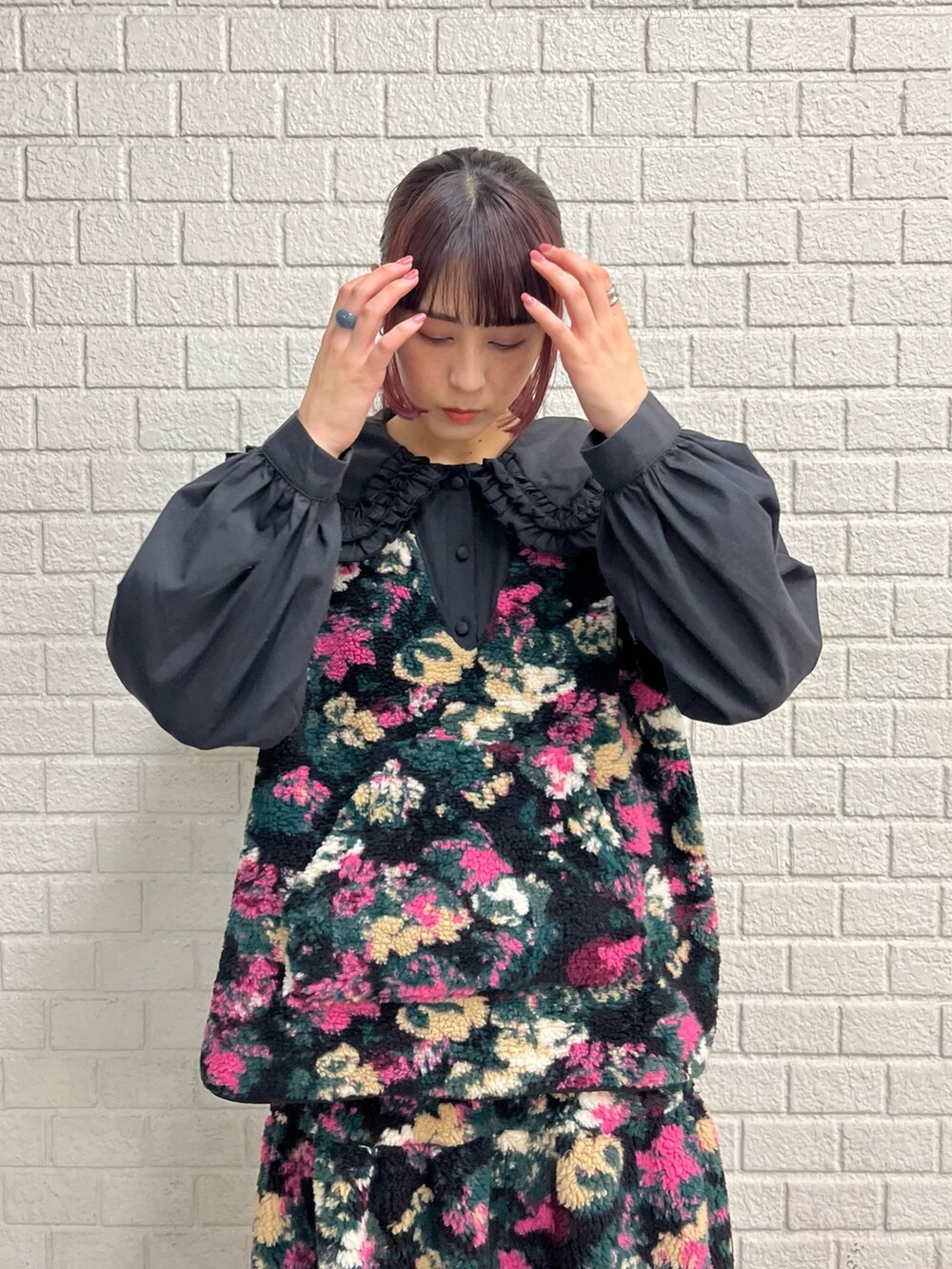 ブラック系のシャツ/ブラウス、ブラック系のスニーカー、ブラック系のベストを着用したレディースの冬コーディネートの2枚目の写真