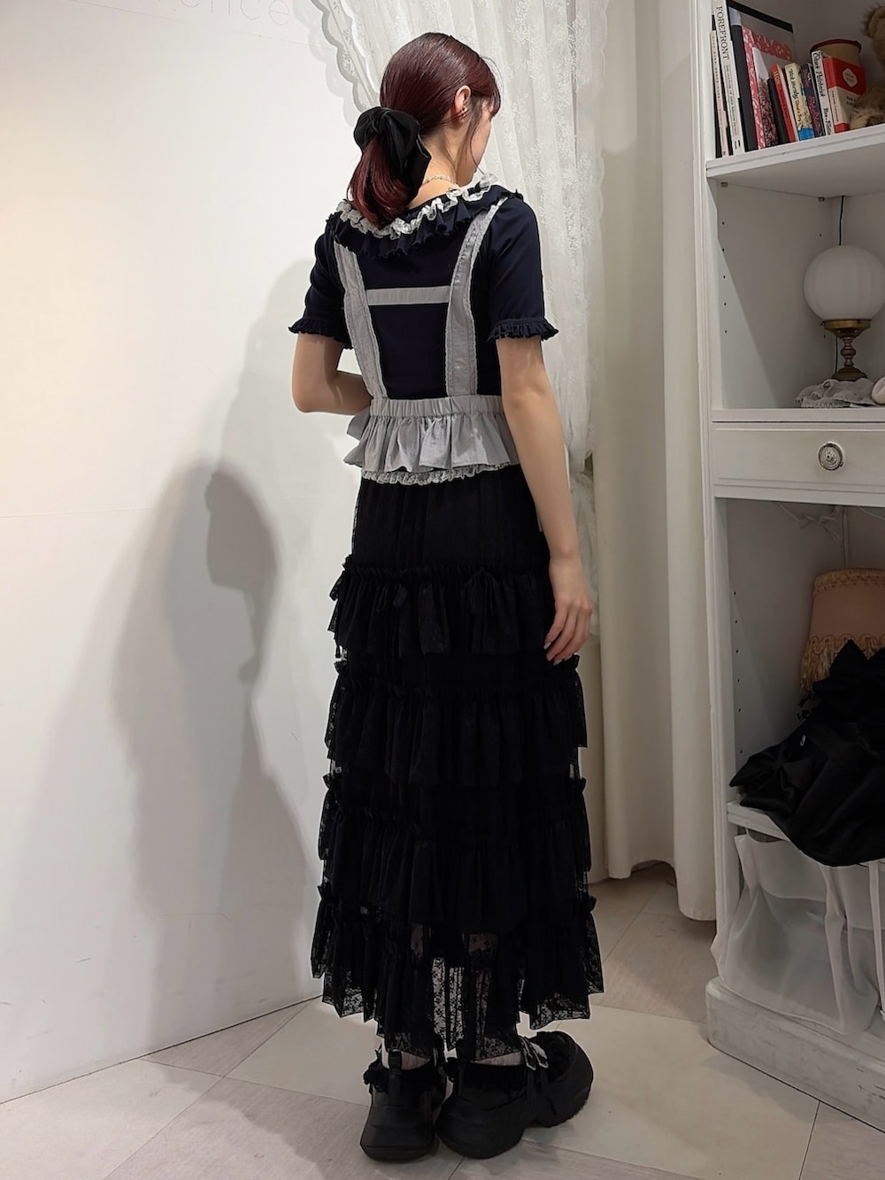 ブルー系のTシャツ/カットソー、ブルー系のシャツ/ブラウス、ブラック系のスカートを着用したレディースの春コーディネートの2枚目の写真