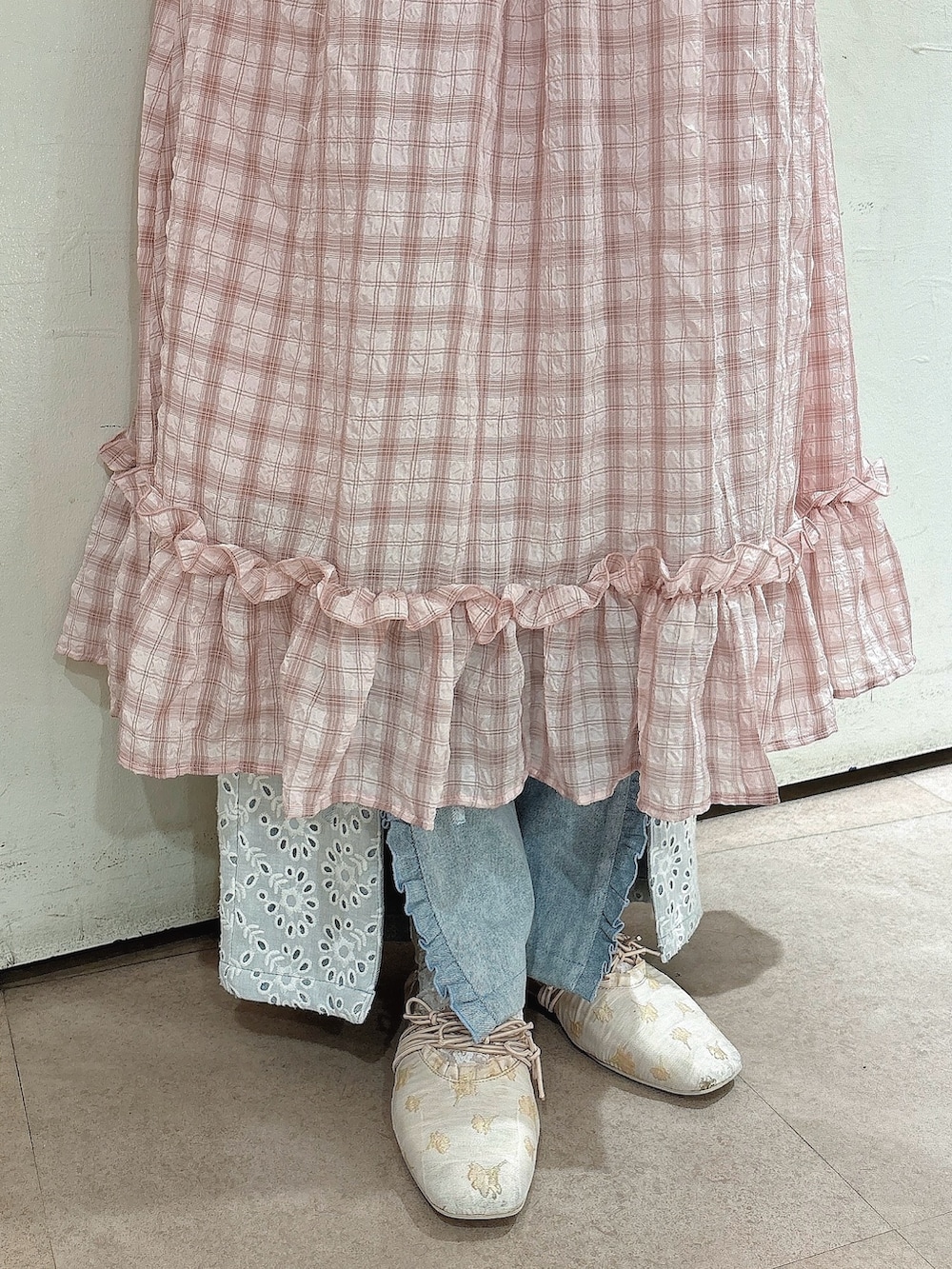 ピンク系のワンピース、ブルー系のデニムパンツ、ホワイト系のシャツ/ブラウスを着用したレディースの夏コーディネートの6枚目の写真