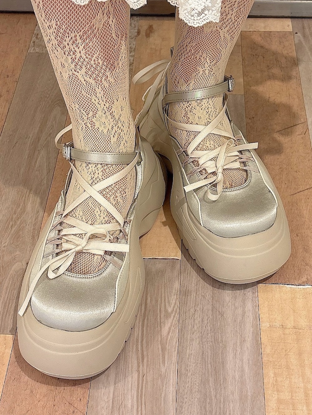 ブルー系のニット/セーター、グレー系のスウェット、グレー系のスカートを着用したレディースの冬コーディネートの6枚目の写真