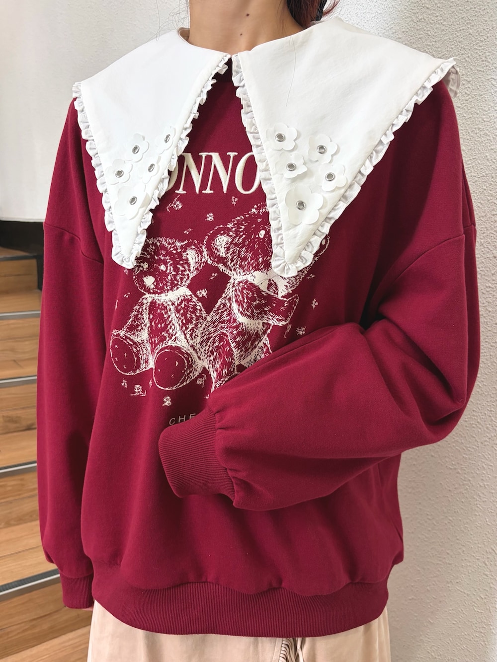 レッド系のスウェット、ホワイト系のシャツ/ブラウス、ピンク系のスカートを着用したレディースの夏コーディネートの5枚目の写真