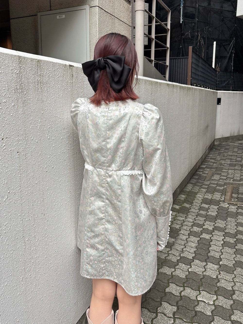 グレー系のワンピース、ピンク系のブーツを着用したレディースの秋コーディネートの4枚目の写真