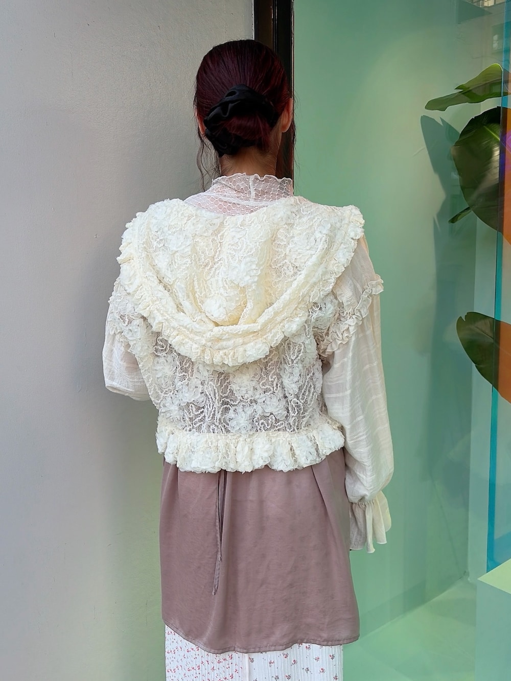 パープル系のその他トップス、ピンク系のスカート、ブルー系のスニーカーを着用したレディースの冬コーディネートの4枚目の写真