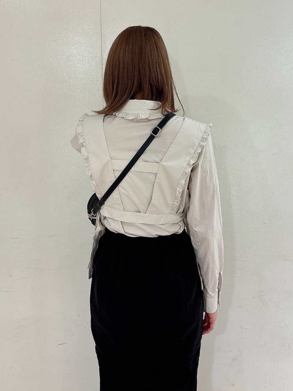 グレー系のシャツ/ブラウス、ブラック系のショルダーバッグ、ブラック系のスラックスを着用したレディースの秋コーディネートの4枚目の写真