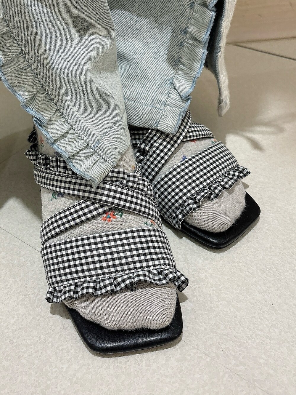 ブルー系のTシャツ/カットソー、ホワイト系のショルダーバッグ、ブルー系のデニムパンツを着用したレディースの夏コーディネートの8枚目の写真
