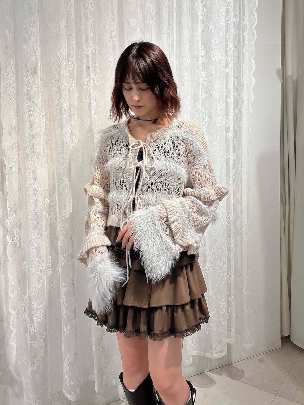 ブラウン系のスカート、ブラウン系のブーツ、グレー系のカーディガン/ボレロを着用したレディースの夏コーディネートの3枚目の写真