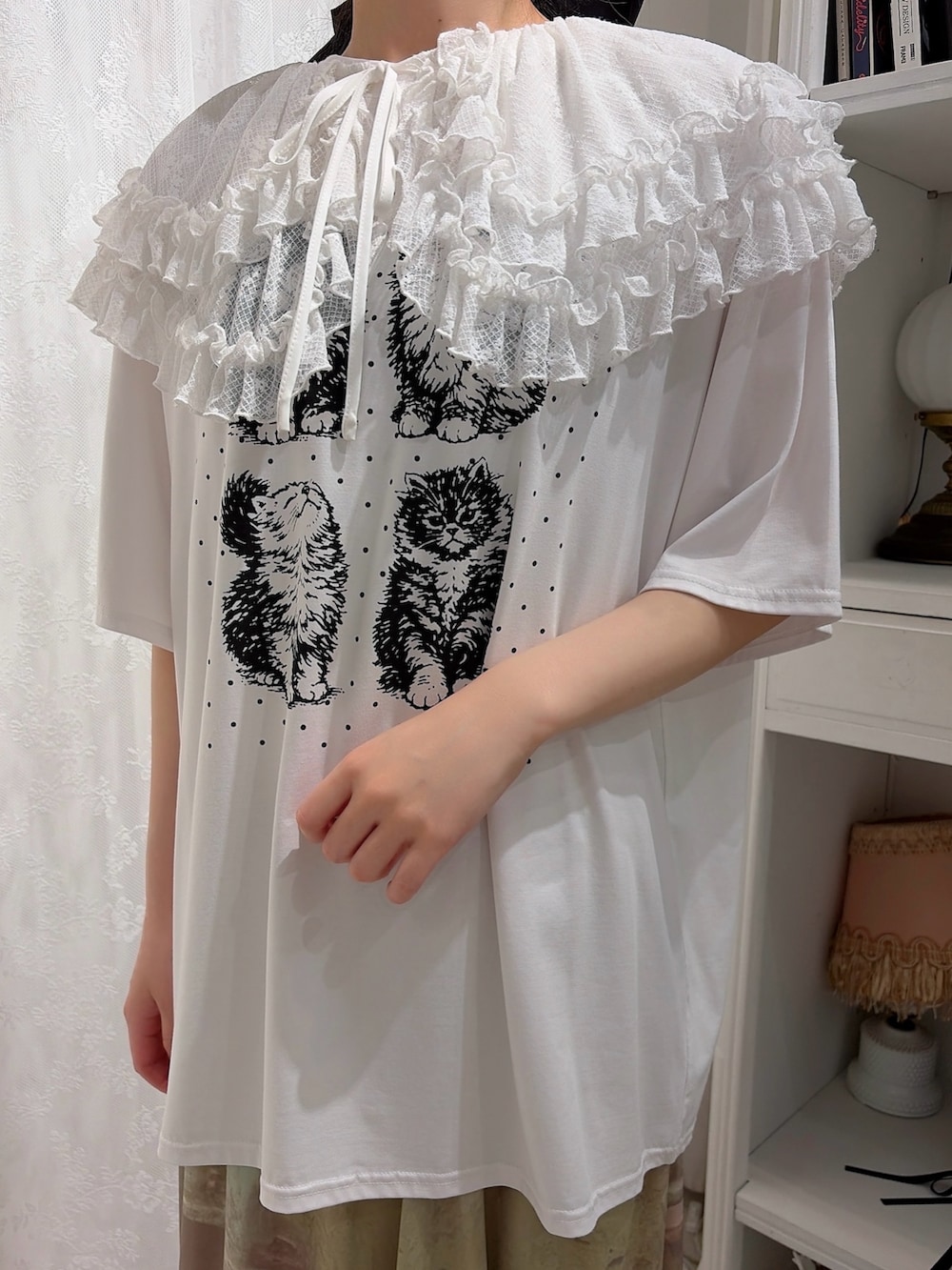 ホワイト系のTシャツ/カットソー、グリーン系のスカート、ホワイト系のサンダルを着用したレディースの春コーディネートの5枚目の写真