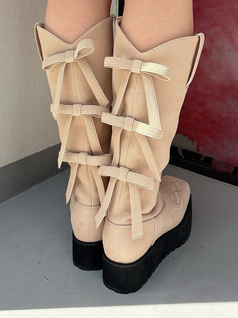 ホワイト系のワンピース、ピンク系のブーツを着用したレディースの春コーディネートの7枚目の写真