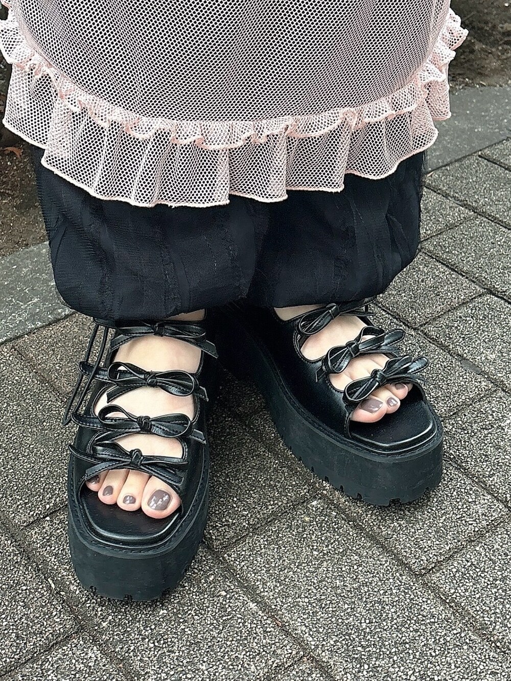 グレー系のTシャツ/カットソー、ピンク系のワンピース、ブラック系のカーゴパンツを着用したレディースの冬コーディネートの4枚目の写真