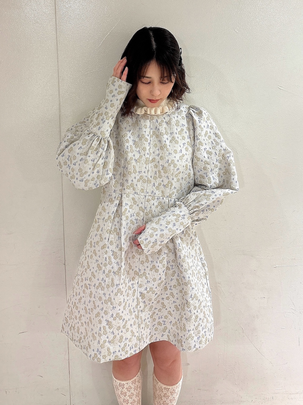 ホワイト系のワンピース、ホワイト系のローファー、ブルー系のダウンジャケット/コートを着用したレディースの冬コーディネートの6枚目の写真