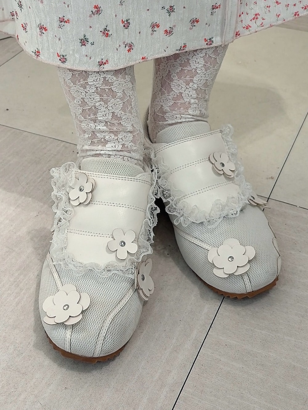 ピンク系のシャツ/ブラウス、ピンク系のスカート、ベージュ系のボストンバッグを着用したレディースの冬コーディネートの7枚目の写真