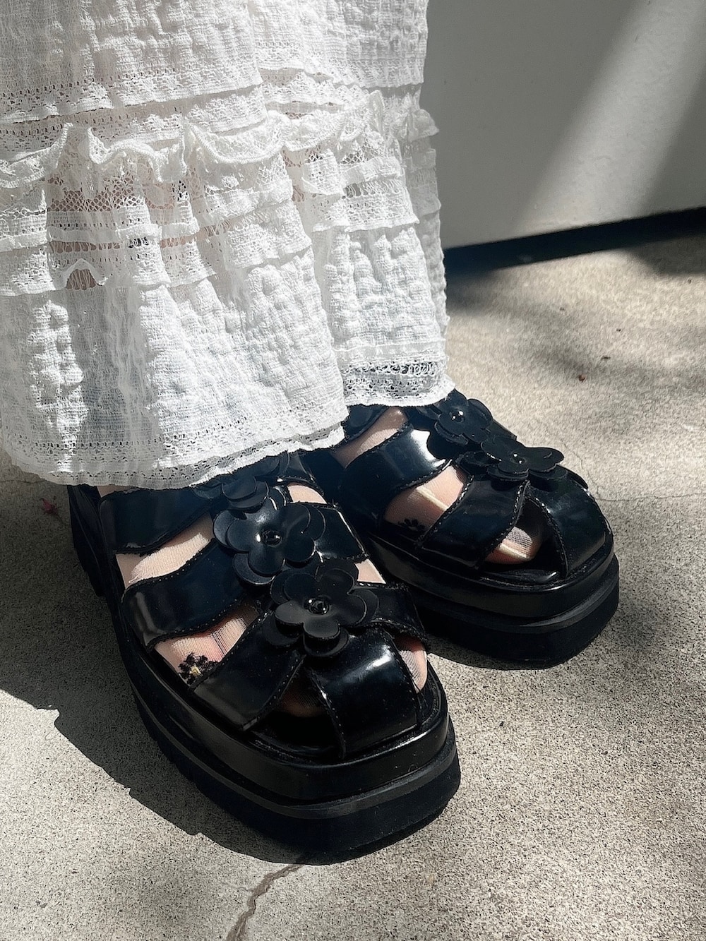 ブラック系のシャツ/ブラウス、ブラック系のワンピース、ホワイト系のスラックスを着用したレディースの春コーディネートの3枚目の写真