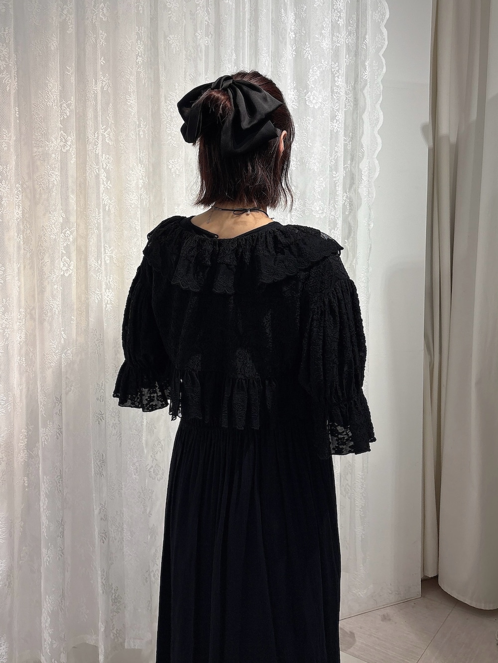 ブラック系のカーディガン/ボレロ、ブラック系のワンピース、ブラック系のスウェットパンツを着用したレディースの春コーディネートの4枚目の写真