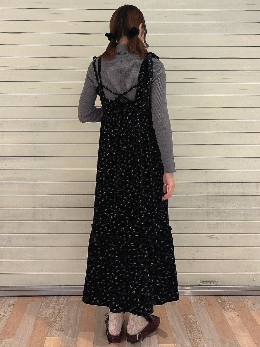 その他のワンピース、レッド系のローファー、グレー系のニット/セーターを着用したレディースの秋コーディネートの2枚目の写真
