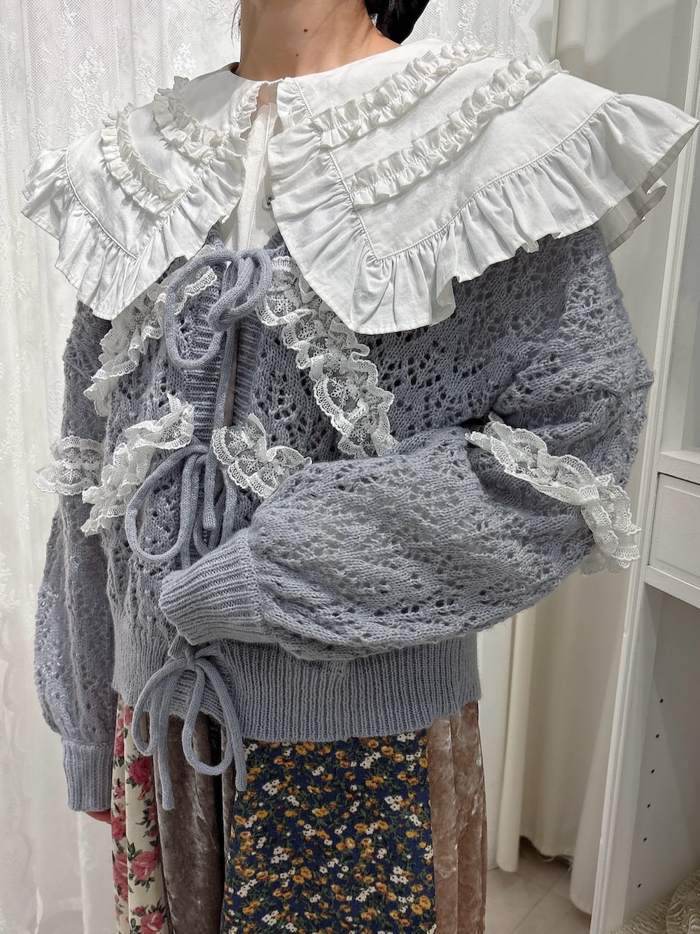 ブルー系のカーディガン/ボレロ、ピンク系のワンピース、ホワイト系のシャツ/ブラウスを着用したレディースの秋コーディネートの5枚目の写真