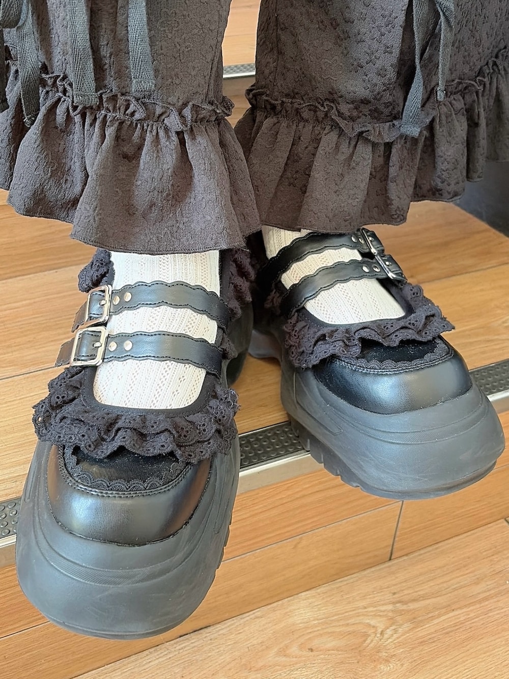ブルー系のシャツ/ブラウス、グレー系のワンピース、ブラック系のカーゴパンツを着用したレディースの春コーディネートの7枚目の写真
