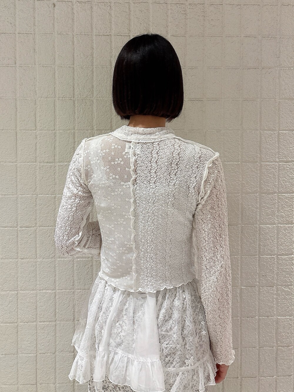 ホワイト系のカーディガン/ボレロ、ホワイト系のスカート、ホワイト系のスカートを着用したレディースの冬コーディネートの4枚目の写真