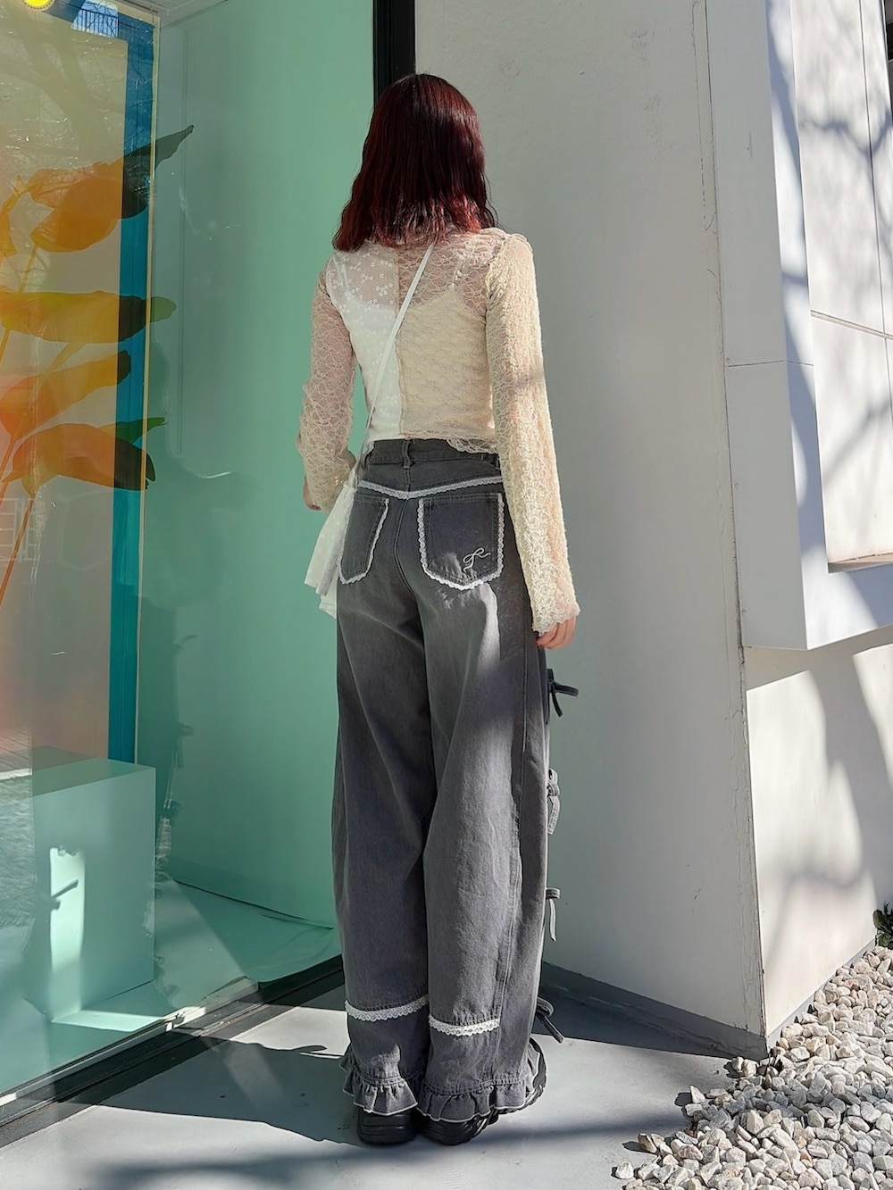 ベージュ系のシャツ/ブラウス、ホワイト系のショルダーバッグ、グレー系のデニムパンツを着用したレディースの冬コーディネートの2枚目の写真