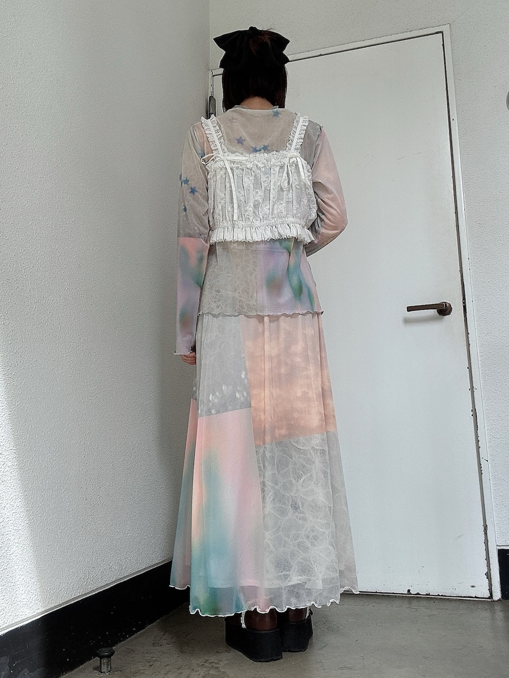 ピンク系のスカート、ホワイト系のシャツ/ブラウス、ピンク系のTシャツ/カットソーを着用したレディースの夏コーディネートの2枚目の写真