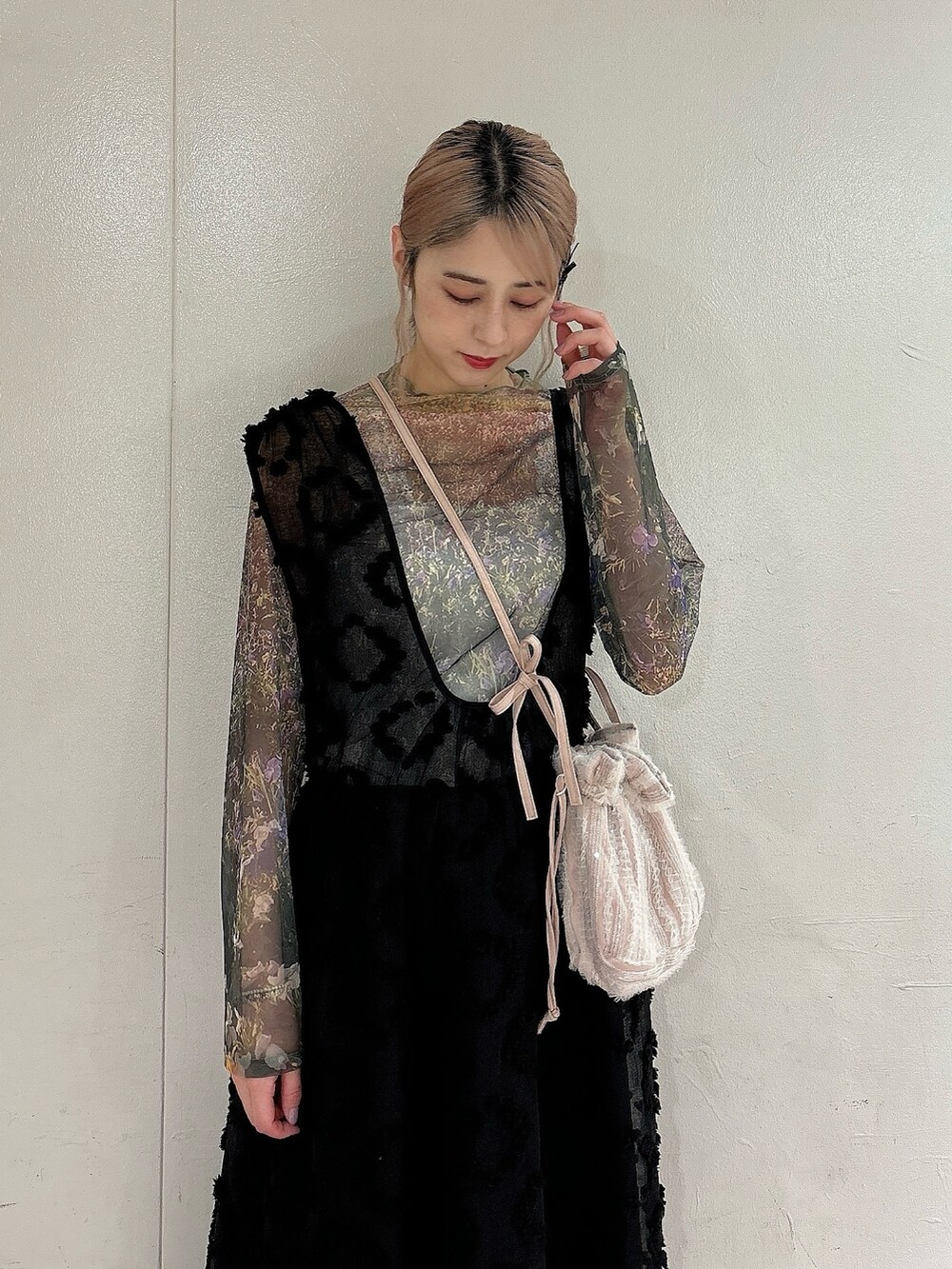 ブラック系のジャンパースカート、グリーン系のサンダル、ピンク系のショルダーバッグを着用したレディースの夏コーディネートの3枚目の写真