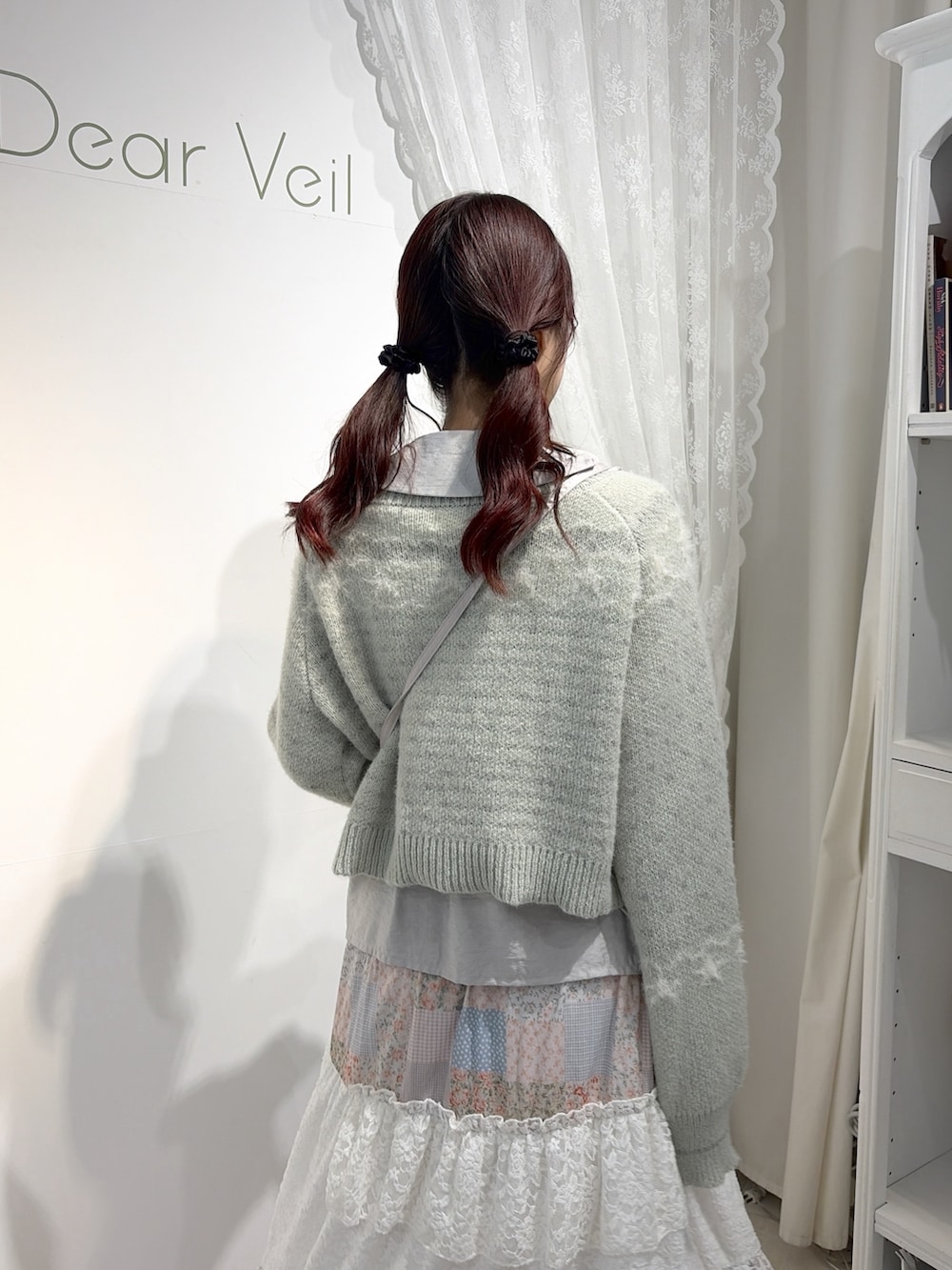 グリーン系のカーディガン/ボレロ、グレー系のシャツ/ブラウス、ピンク系のハンドバッグを着用したレディースの夏コーディネートの4枚目の写真