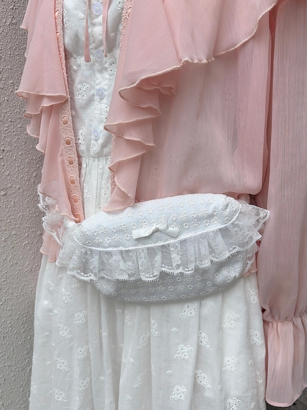 ピンク系のカーディガン/ボレロ、ホワイト系のワンピース、ブラック系のバレエシューズを着用したレディースの春コーディネートの5枚目の写真