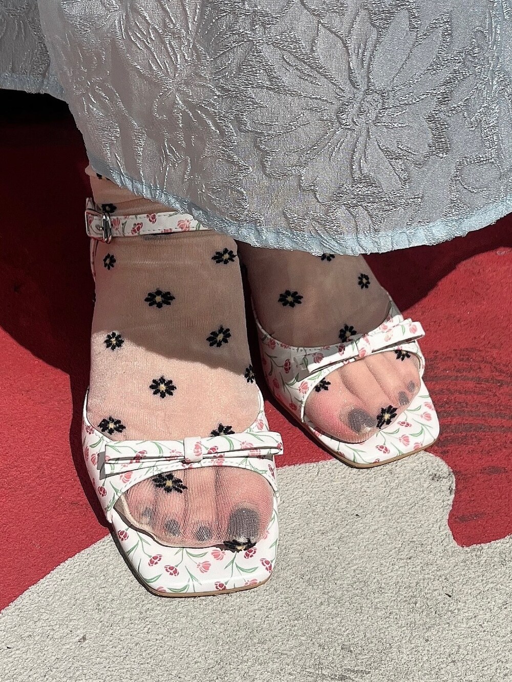 ホワイト系のパンプス、ブルー系のワンピース、ホワイト系のTシャツ/カットソーを着用したレディースの夏コーディネートの3枚目の写真