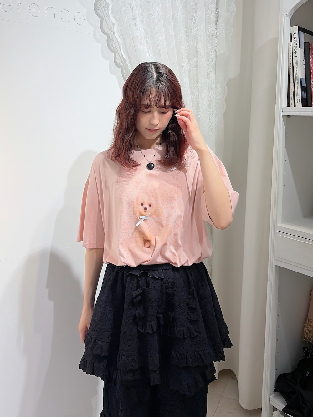 ピンク系のTシャツ/カットソー、ブラック系のスカート、ブラック系のその他パンツを着用したレディースの春コーディネートの3枚目の写真