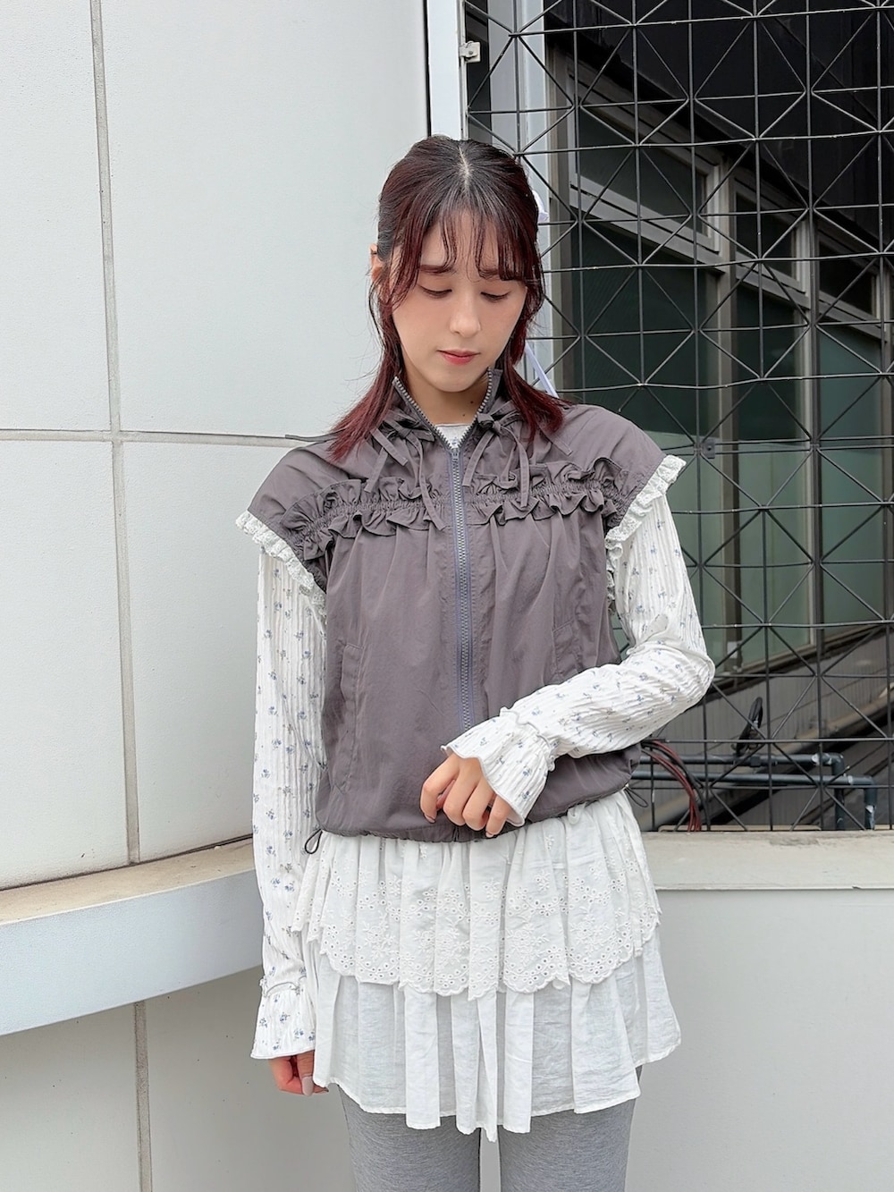 ブルー系のTシャツ/カットソー、グレー系のベスト、ホワイト系のボストンバッグを着用したレディースの春コーディネートの3枚目の写真