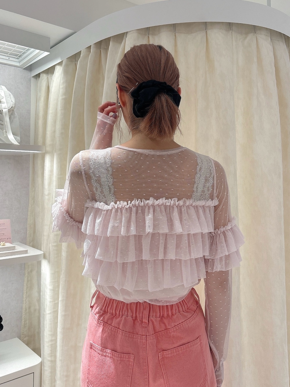 ピンク系のTシャツ/カットソー、ピンク系のデニムパンツ、ホワイト系のスニーカーを着用したレディースの夏コーディネートの4枚目の写真