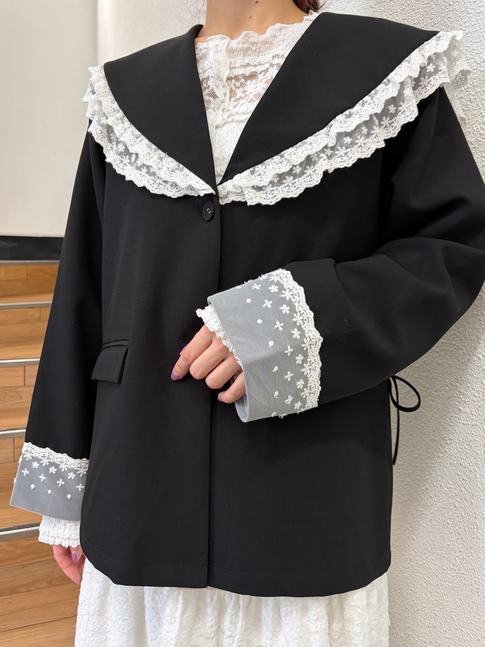 ピンク系のスカート、ブラック系のスニーカー、ブラック系のショルダーバッグを着用したレディースの夏コーディネートの5枚目の写真