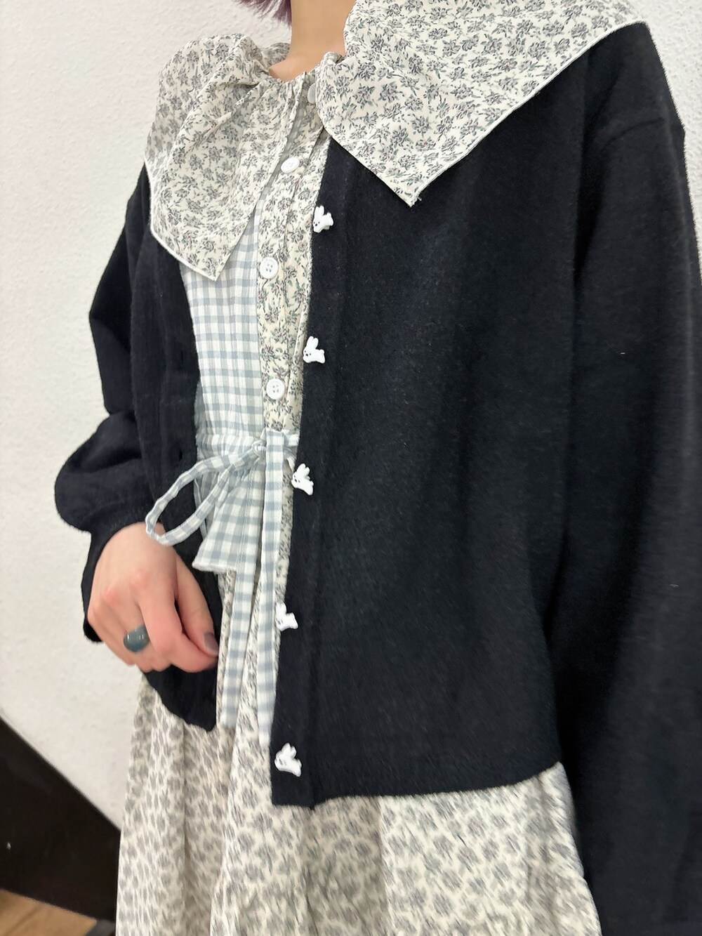 ブラック系のカーディガン/ボレロ、ブルー系のワンピース、ブルー系のスニーカーを着用したレディースの春コーディネートの4枚目の写真