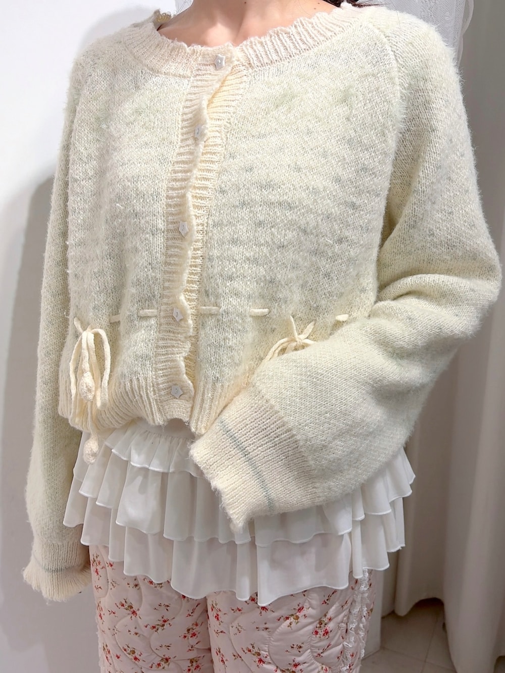 ホワイト系のカーディガン/ボレロ、ホワイト系のTシャツ/カットソー、ベージュ系のショルダーバッグを着用したレディースの秋コーディネートの6枚目の写真