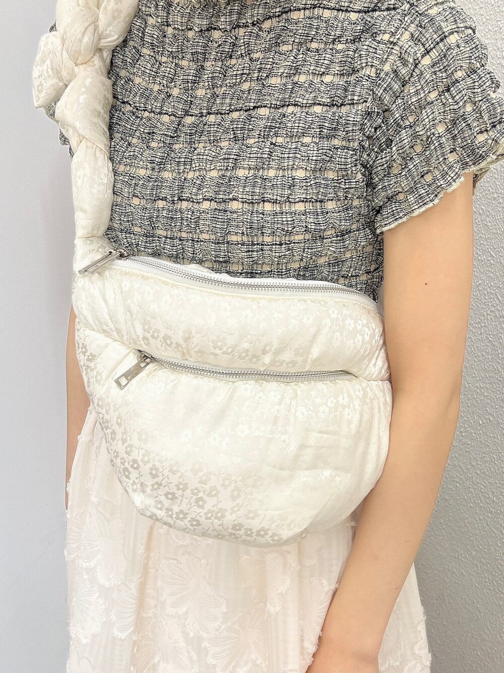 ブルー系のTシャツ/カットソー、グリーン系のパンプス、ホワイト系のスカートを着用したレディースの春コーディネートの3枚目の写真