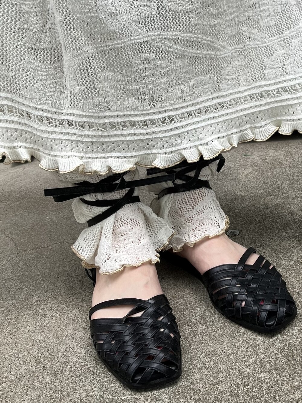 ブラック系のパンプス、ホワイト系のワンピース、ホワイト系のその他パンツを着用したレディースの春コーディネートの3枚目の写真