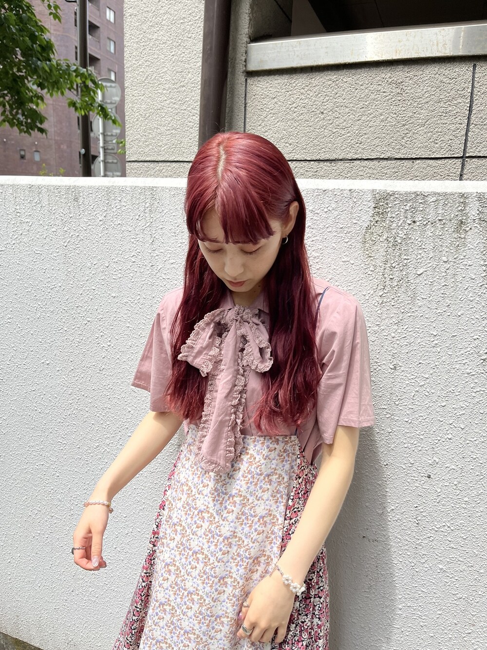 ピンク系のシャツ/ブラウス、ブラック系のスカート、ホワイト系のローファーを着用したレディースの春コーディネートの2枚目の写真