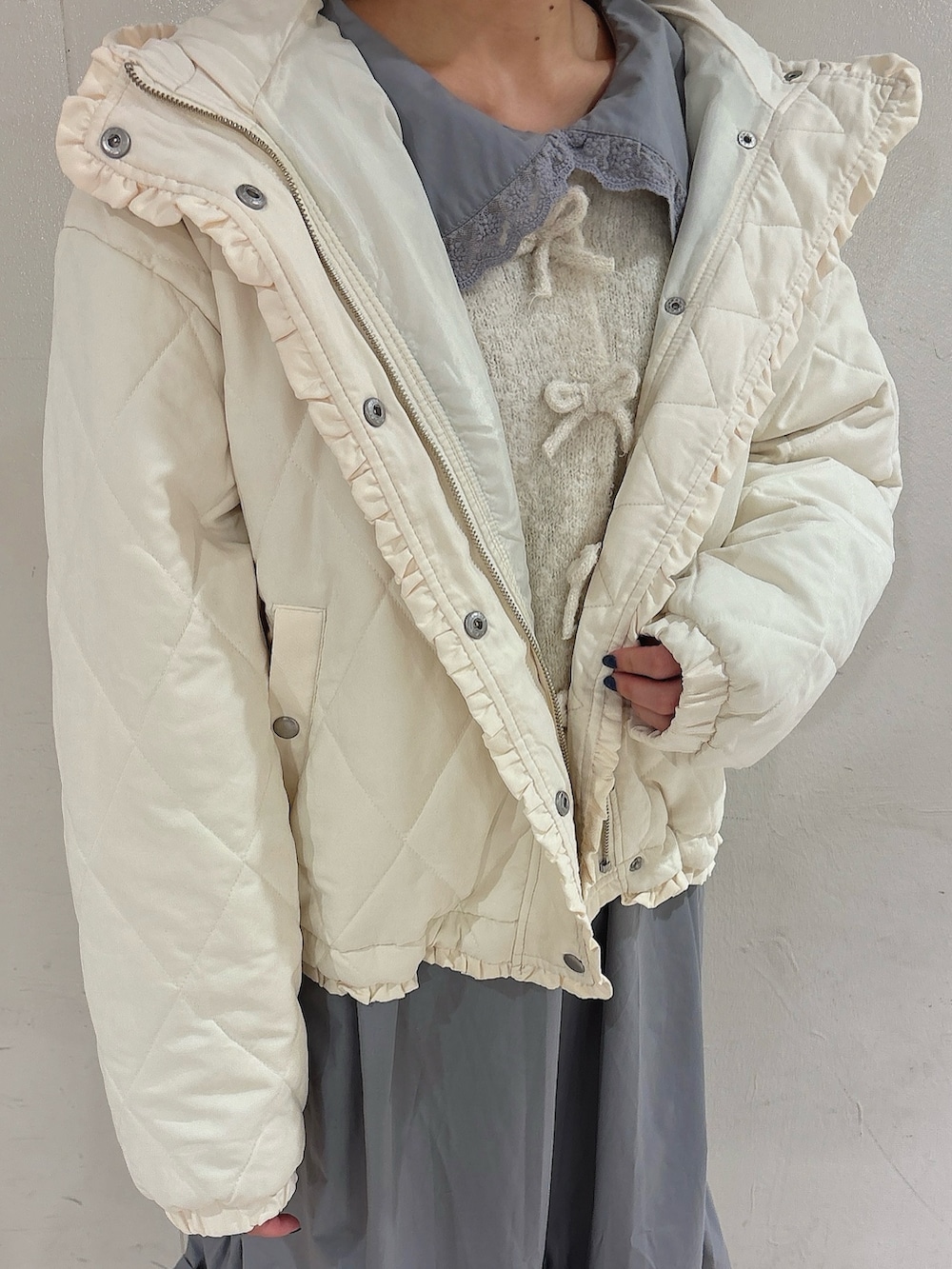 ホワイト系のダウンジャケット/コート、ホワイト系のカーディガン/ボレロ、グレー系のワンピースを着用したレディースの秋コーディネートの5枚目の写真