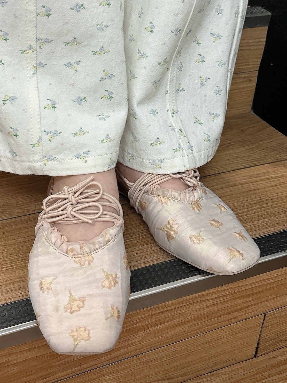 ブラック系のTシャツ/カットソー、ホワイト系のシャツ/ブラウス、ホワイト系のカーゴパンツを着用したレディースの春コーディネートの5枚目の写真