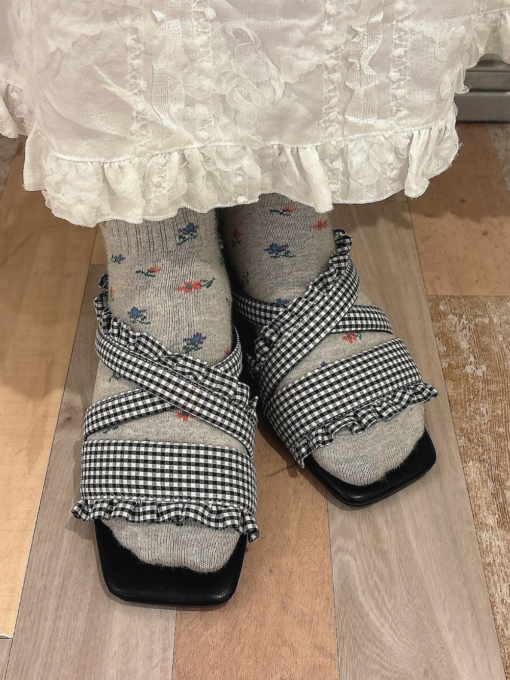 ホワイト系のスカート、ピンク系のTシャツ/カットソー、ブラック系のサンダルを着用したレディースの夏コーディネートの8枚目の写真