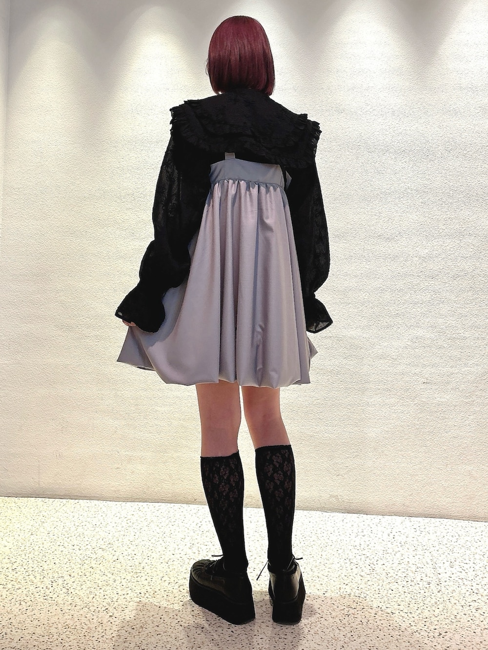 グレー系のワンピース、ブラック系のショルダーバッグ、ブラック系のシャツ/ブラウスを着用したレディースの春コーディネートの2枚目の写真