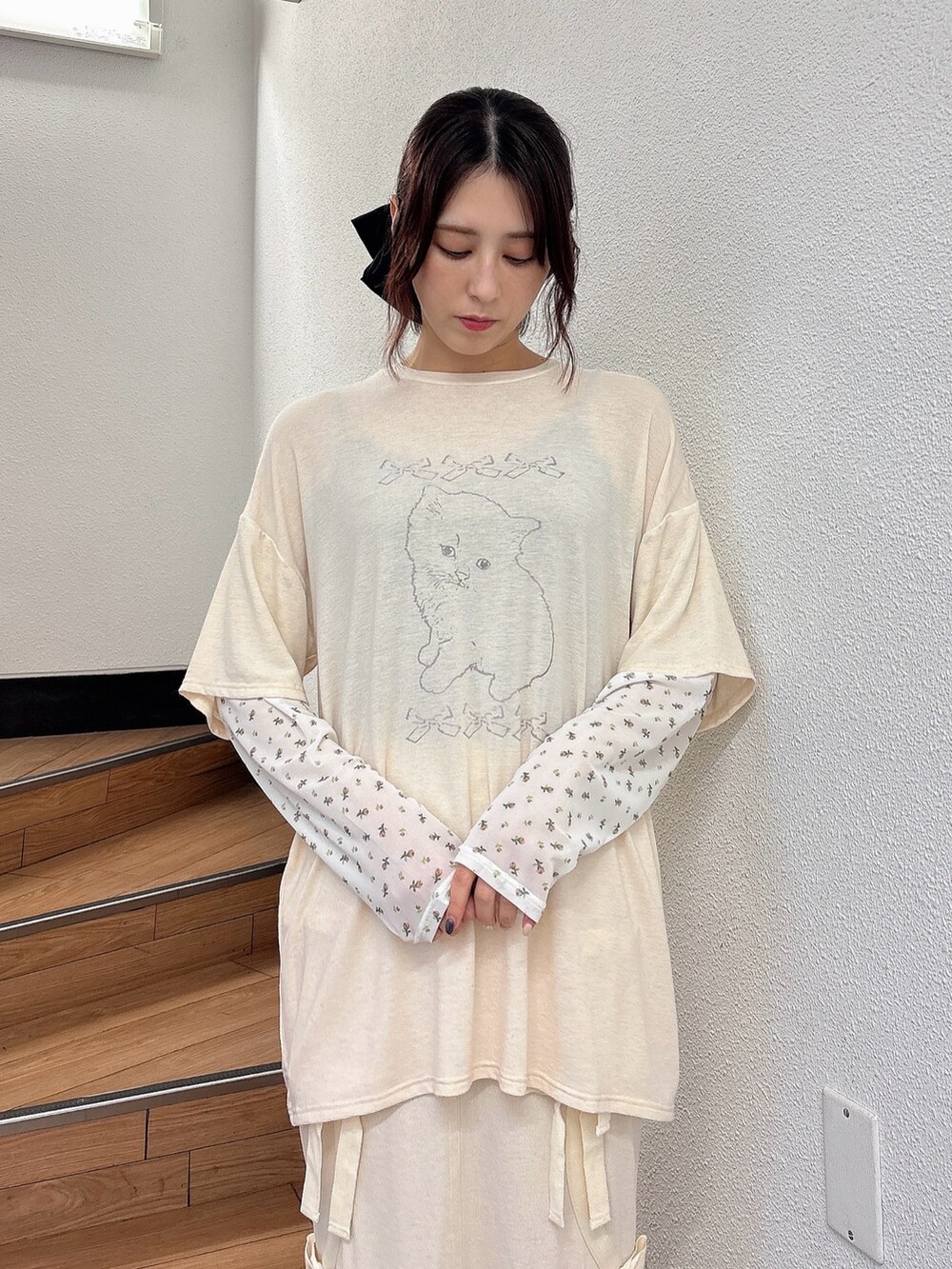 ホワイト系のTシャツ/カットソー、ホワイト系のスカート、ブラウン系のスニーカーを着用したレディースの夏コーディネートの3枚目の写真