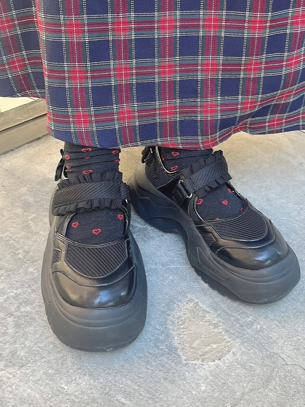 ブラック系のダウンベスト、グレー系のカーディガン/ボレロ、ブルー系のスカートを着用したレディースの秋コーディネートの3枚目の写真