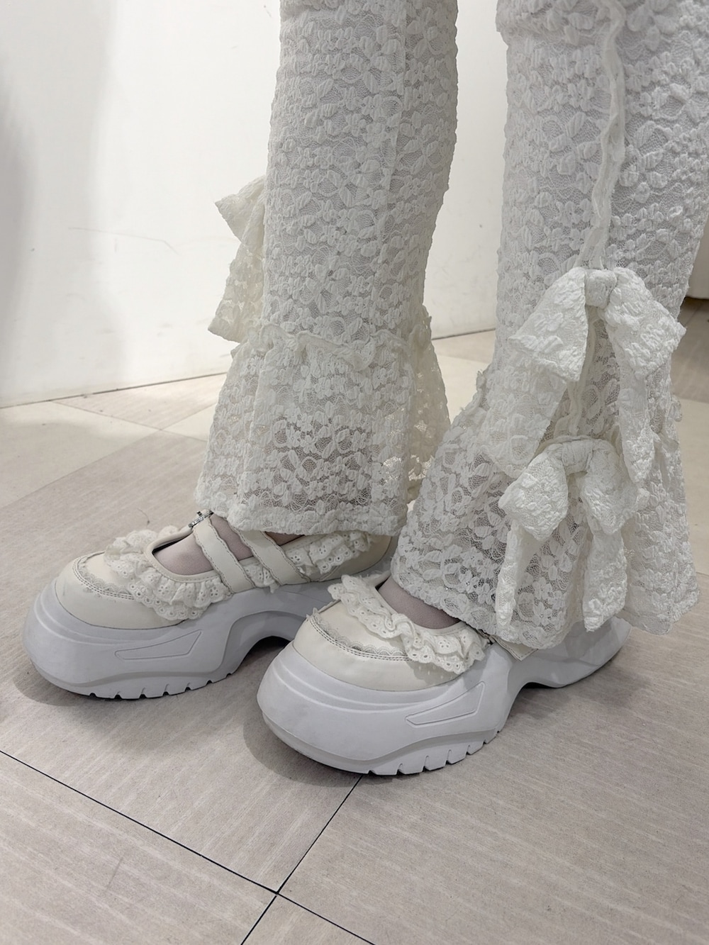 ブルー系のワンピース、ホワイト系のその他パンツ、ホワイト系のスニーカーを着用したレディースの夏コーディネートの7枚目の写真