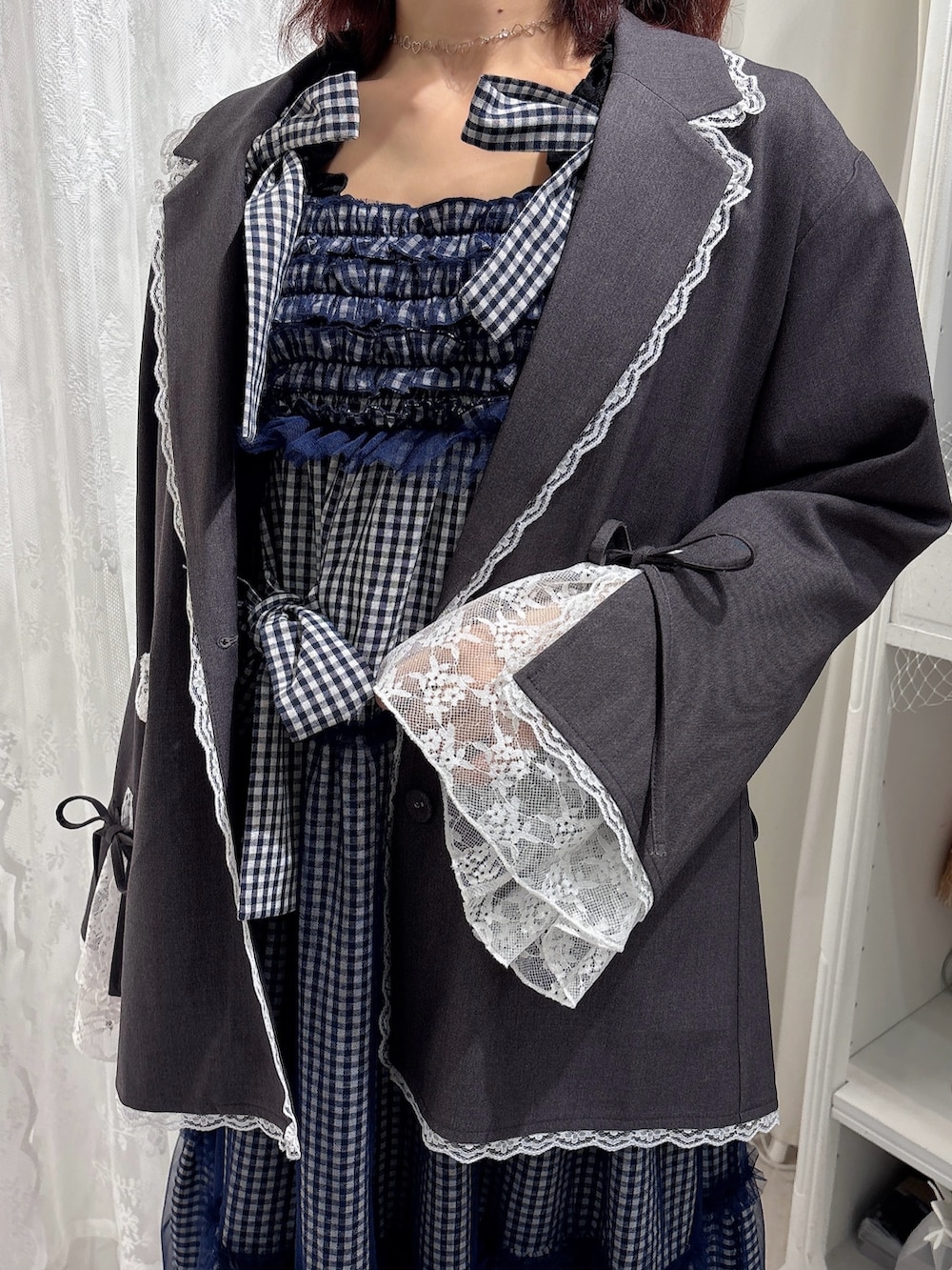 ブルー系のワンピース、ブラック系のスニーカー、ブラック系のシャツ/ブラウスを着用したレディースの冬コーディネートの5枚目の写真